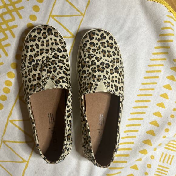 Toms Women's Slip-On Shoes Size 9 Cheetah Leopard Print Flats Casual Comfort - Picture 2 of 4